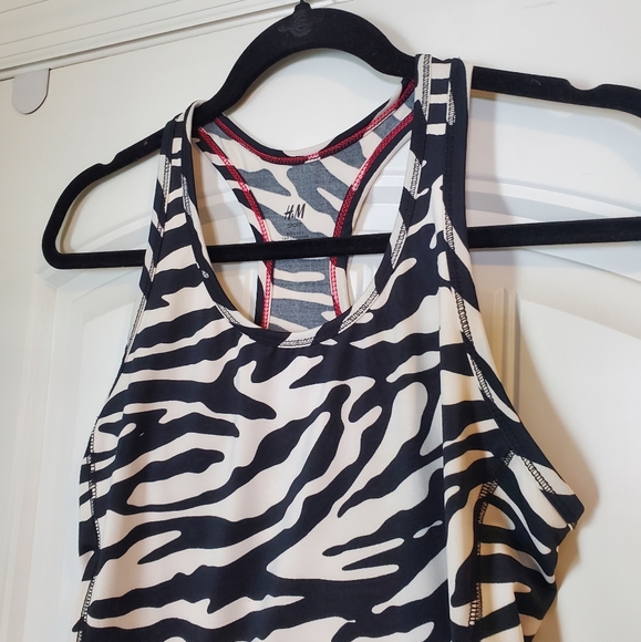 2 ATHLETIC TRAINING TOPS - Picture 7 of 7